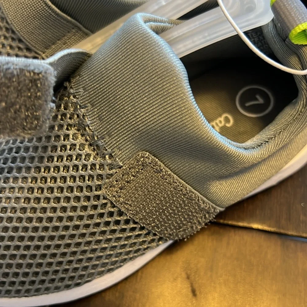 NWT Cat and Jack Toddlers Gender Neutral Austen Water Swim shoes in gray!